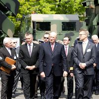 The Norwegian king Harald and Executive Vice President, Harald Ånnestad of Kongsberg Defence Systems
