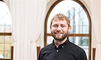 Tomas Gustavsson (tjänstledig)