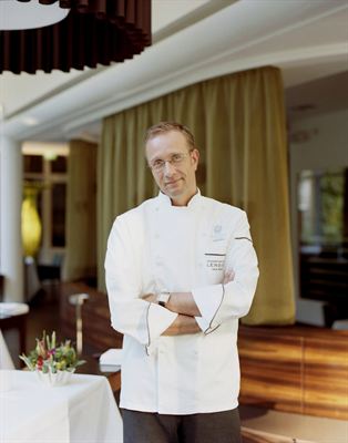 Freut sich auf die Gala und ist für das Gourmet-Dinner verantwortlich – Zwei-Sterne-Koch Nils Henkel aus dem Schlosshotel Lerbach