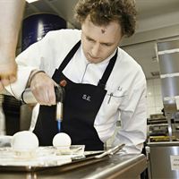 Darf seinen Favoriten selbst wählen: Sven Elverfeld aus dem Drei-Sterne-Restaurant Aqua ist ein Könner seines Fachs und deshalb einer der 100 besten Köche Deutschlands. (c) The Ritz-Carlton, Wolfsburg