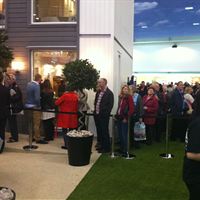 Kön av besökare till Götenehus visningshus på Ideal Home Show i London.