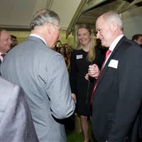 Prins Charles i samtal med Götenehus VD, Claes Hansson. I mitten syns Sveriges ambassadör i London, Nicola Clase.