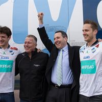 Fred Kochak, kommersiell chef på Flybe Europe, IFK Mariehamns klubbdirektör Peter Mattsson och IFK Mariehamns spelare firade det nya sponsoravtalet 