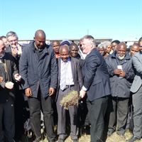 Mandla Mandela, Nampilisi Mandela och Dan Olofsson tar det första spadtaget.