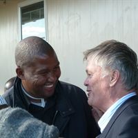 Nelson Mandelas sonson Mandla Mandela i samspråk med Dan Olofsson.