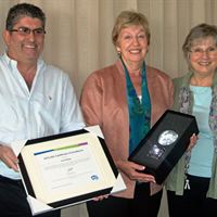 Sue Ridings accepts Intercultural Educator Award