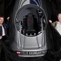 Felix Baumgartner och Joe Kittinger bredvid kapseln