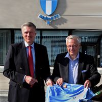 Jörg Himmelmann (t v), VD för Mercedes-Benz Sverige AB och Per Nilsson, VD för MFF har undertecknat avtalet om Mercedes-Benz officiella sponsorskap.