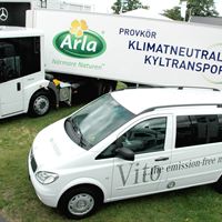 Econic NGT med biogasdriven motor och kylaggregat, samt eldrivna skåpbilen Vito