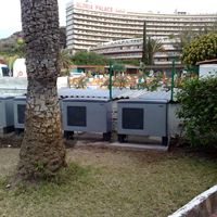 Poolvärmeanläggningen på semesteranläggningen Monte Rojo på Gran Canaria värmdes tidigare med ca 30.000 liter olja per år. Nu har man ersatt oljan med en kombination av solpaneler och värmepumpar och har sänkt uppvärmningskostnaden med 90 procent!