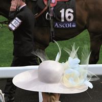 Hattparad på Täby Galopp på tisdag