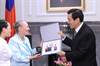 Taiwan President Ma presents an acknowledgement to President Youth for Human Rights International commemorating their visit to further human rights education in the country. 