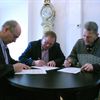 Kjell Bohlund, Gunnar Sahlin och Mats Söderlund skriver under idéskissen