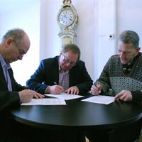 Kjell Bohlund, Gunnar Sahlin och Mats Söderlund skriver under idéskissen
