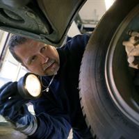 Besiktningstekniker besiktar hjulsystem
