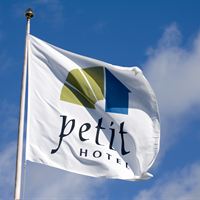 Petit Hotel flagga