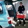 Lasse Buxfeldt från Stadsmissionen lastar in högklassiga charkprodukter