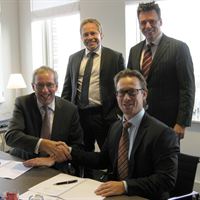 Lars Kry, VD och koncernchef Proffice, undertecknar avtal om samarbete med USG People