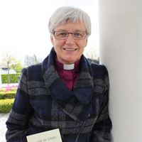 Biskop Antje Jackelén med sin nya bok 