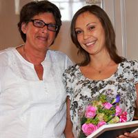 Anette Öster, folkhälsoprogrammet, får stipendium av Landstinget Västmanlands Eva Söderling (t.v.)