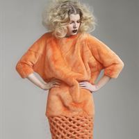 Puderorange pälsklänning