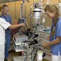 Paulin Mattsson, IVA-sjuksköterska ECMO, Bernhard Holzgraefe, Bitr Överläkare ECMO Johanna Nilsson, IVA-sjuksköterska ECMO