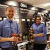 Clas Ohlson-medarbeidere viser frem driller