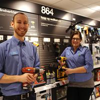 Clas Ohlson-medarbeidere viser frem driller