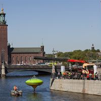 Vågkraftsboj sänks ned i Stockholms ström