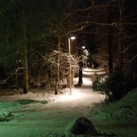 Gångvägen med belysning