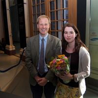 Museichef Olov Amelin och Rosalind Green, den miljonte besökaren på muséet.