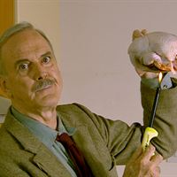John Cleese med kyckling för Elgigantenkampanj