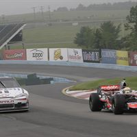 Cars_on_the_track_from_the_flag_stand