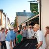 Politikerna bär pokerbordet från Oleary's, Visby
