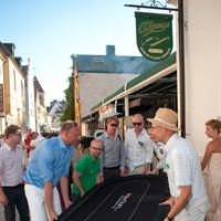 Politikerna bär pokerbordet från Oleary's, Visby