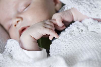 baby_hands_face_Nikon