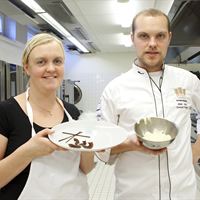 Conrad Tyrsén och Maria Oskarsson med bakverk