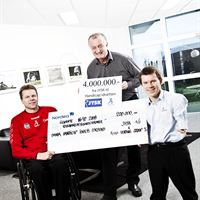 JYSK-ejer Lars Larsen ved forlængelsen af sponsoratet af Dansk Handicap Idræts-forbund. 