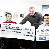 JYSK-ejer Lars Larsen ved forlængelsen af sponsoratet af Dansk Handicap Idræts-forbund. 