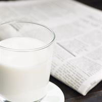 Mjölkglas och tidning