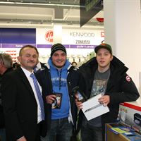 Jonas og Morten sammen med varehuschef Lars Jensen 