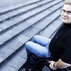 Jens Holst i kørestol ved trappe