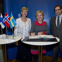 Bildtext: Norges ambassadör Anne Lund, arbetsmarknadsminister Hillevi Engström och Finlands ambassadör Harry Helenius vid undertecknandet av överenskommelse om Stiftelsen Utbildning Nordkalotten. Foto: Regeringskansliet