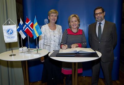 Bildtext: Norges ambassadör Anne Lund, arbetsmarknadsminister Hillevi Engström och Finlands ambassadör Harry Helenius vid undertecknandet av överenskommelse om Stiftelsen Utbildning Nordkalotten. Foto: Regeringskansliet