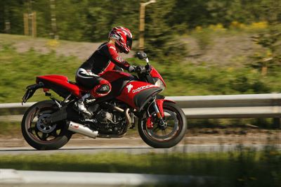 Motorcyklist på väg