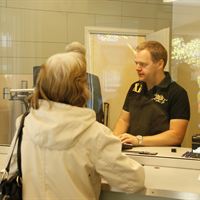 Första kunden hos Pantbanken Angered