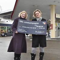 Q8 overrækker check til familier med kræftramte børn