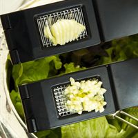 Garlic Cutter er et køkkenredskab, som skærer hvidløget i tynde skiver eller stænger velegnet til bå