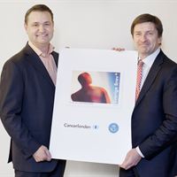 Stefan Bergh och Lars Idermark med välgörenhetsfrimärket