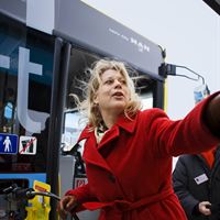 Infrastrukturminister Catharina Elmsäter-Svärd invigde fordonsgasmacken på Arlanda genom att tanka en flygplatsbuss med biogas